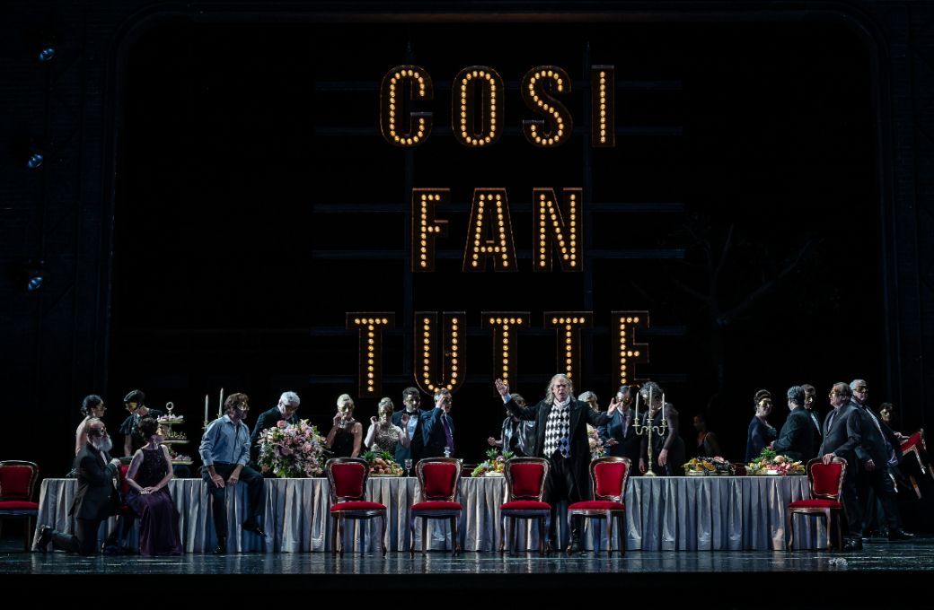 Gerald Finley (Don Alfonso) and chorus © ROH | Clive Barda