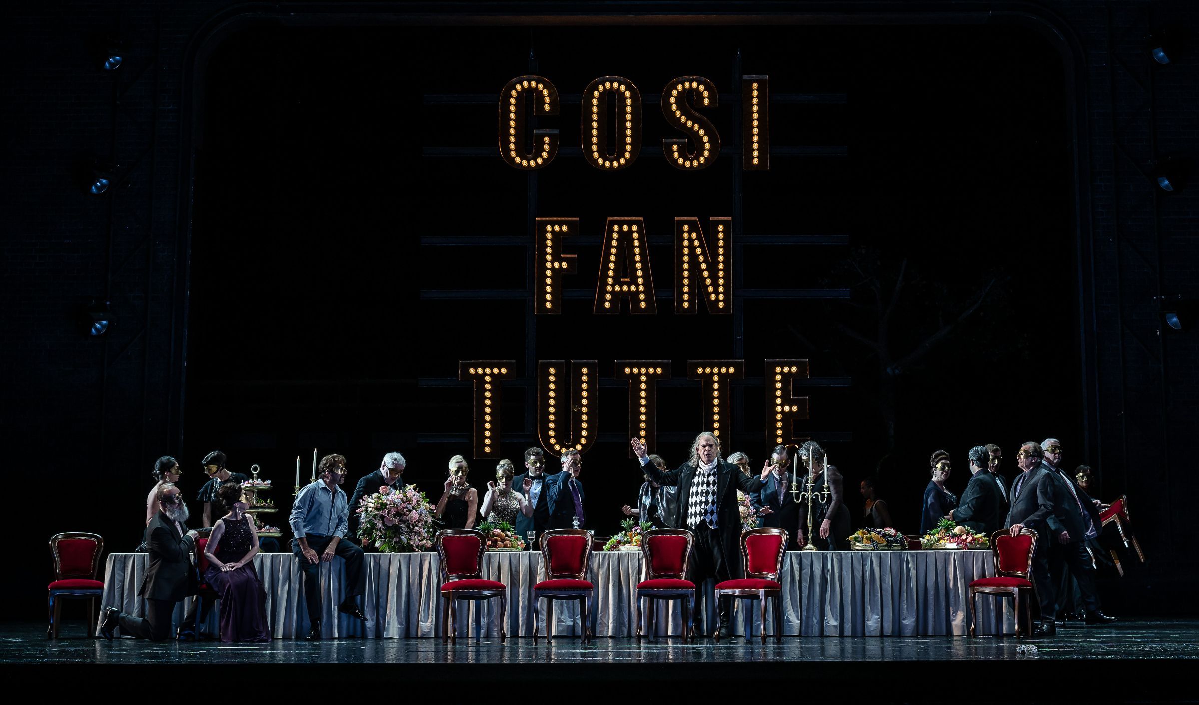 Gerald Finley (Don Alfonso) and chorus &copy; ROH | Clive Barda