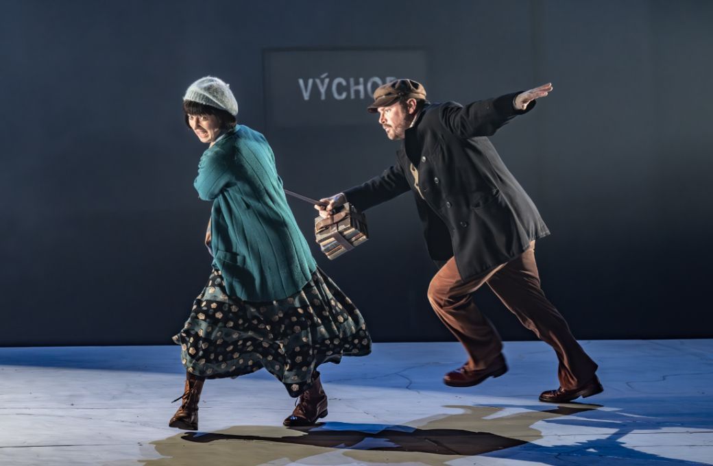 Katie Bray (Varvara) and Benjamin Hulett (Kudrja&scaron;) &copy; Marc Brenner