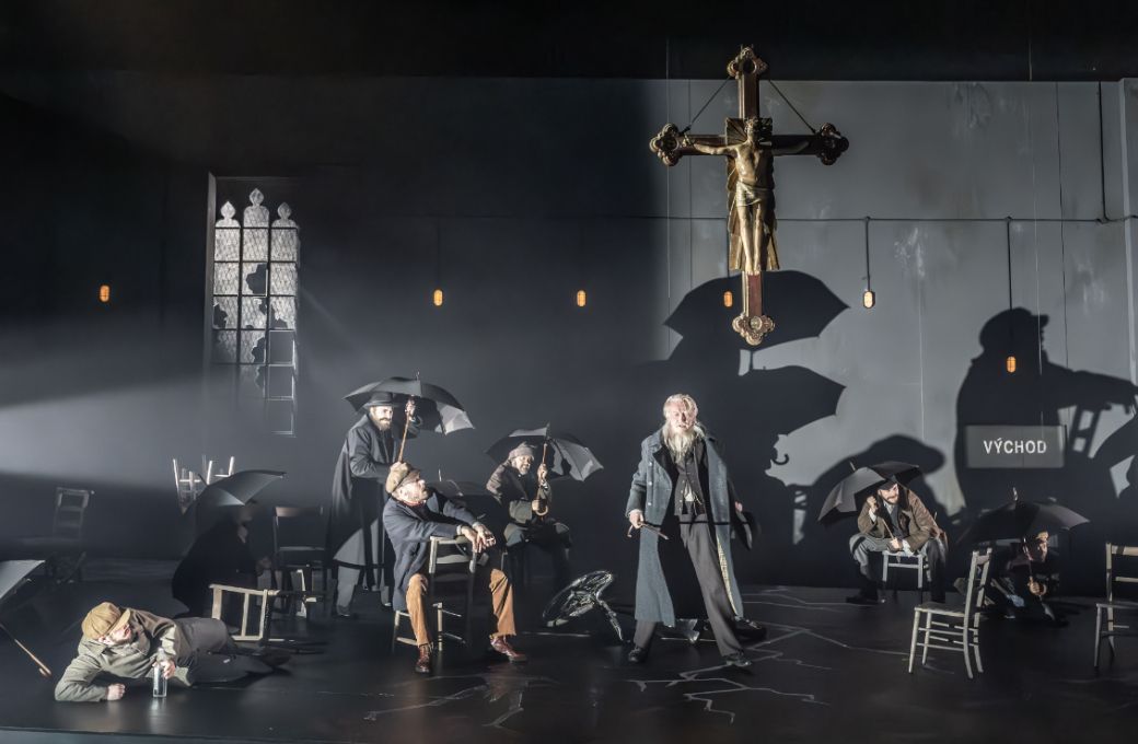 Clive Bayley (Dik&oacute;j) in the storm in Act 3 &copy; Marc Brenner