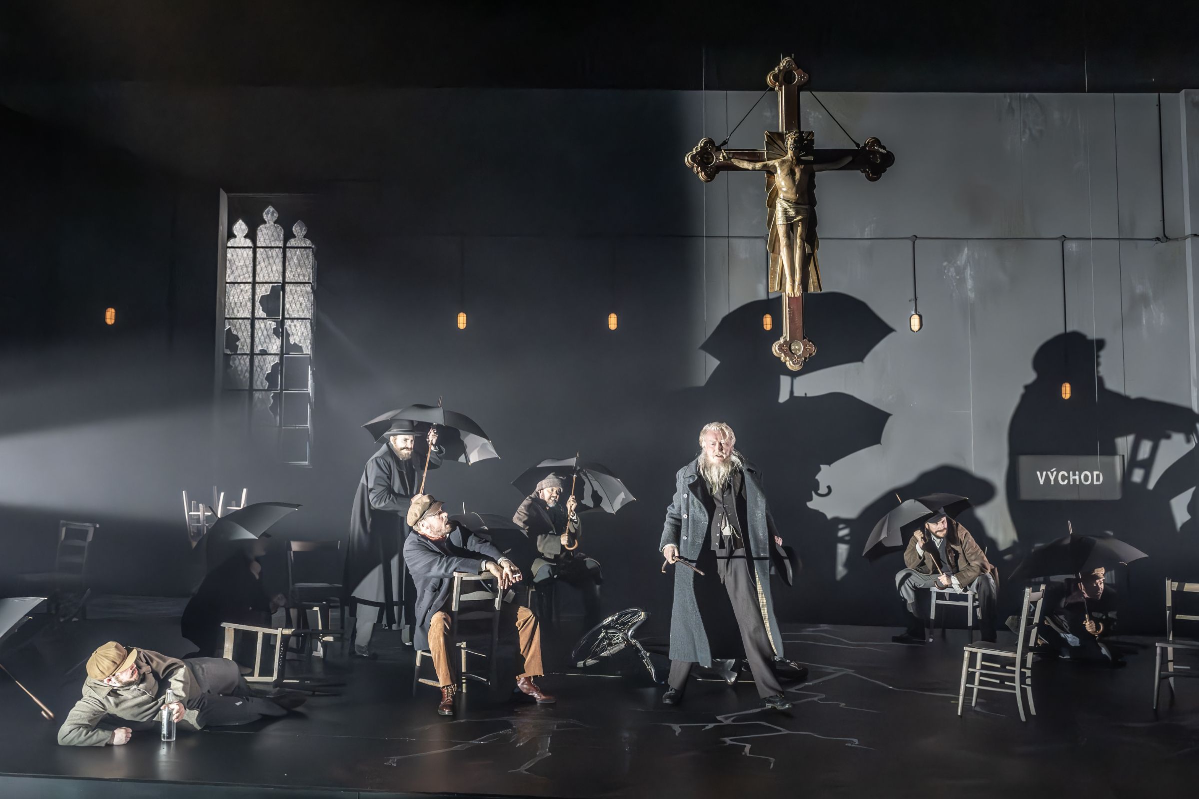 Clive Bayley (Dikój) in the storm in Act 3 &copy; Marc Brenner