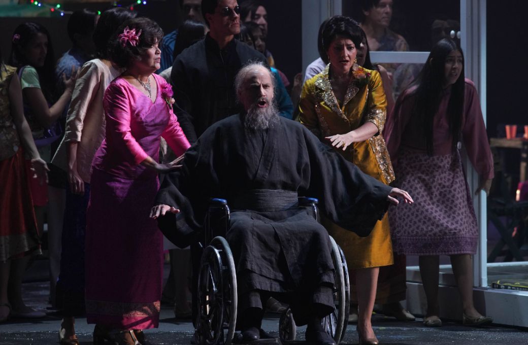 Legipsy &Aacute;lvarez (La prima), Fernando Rad&oacute; (El t&iacute;o bonzo), Debora Abramowicz (La t&iacute;a) &copy; Javier del Real | Teatro Real