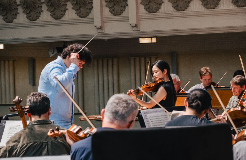 Cristian Măcelaru and Bomsori Kim in rehearsal © Tim Lutton | Royal Philharmonic Orchestra