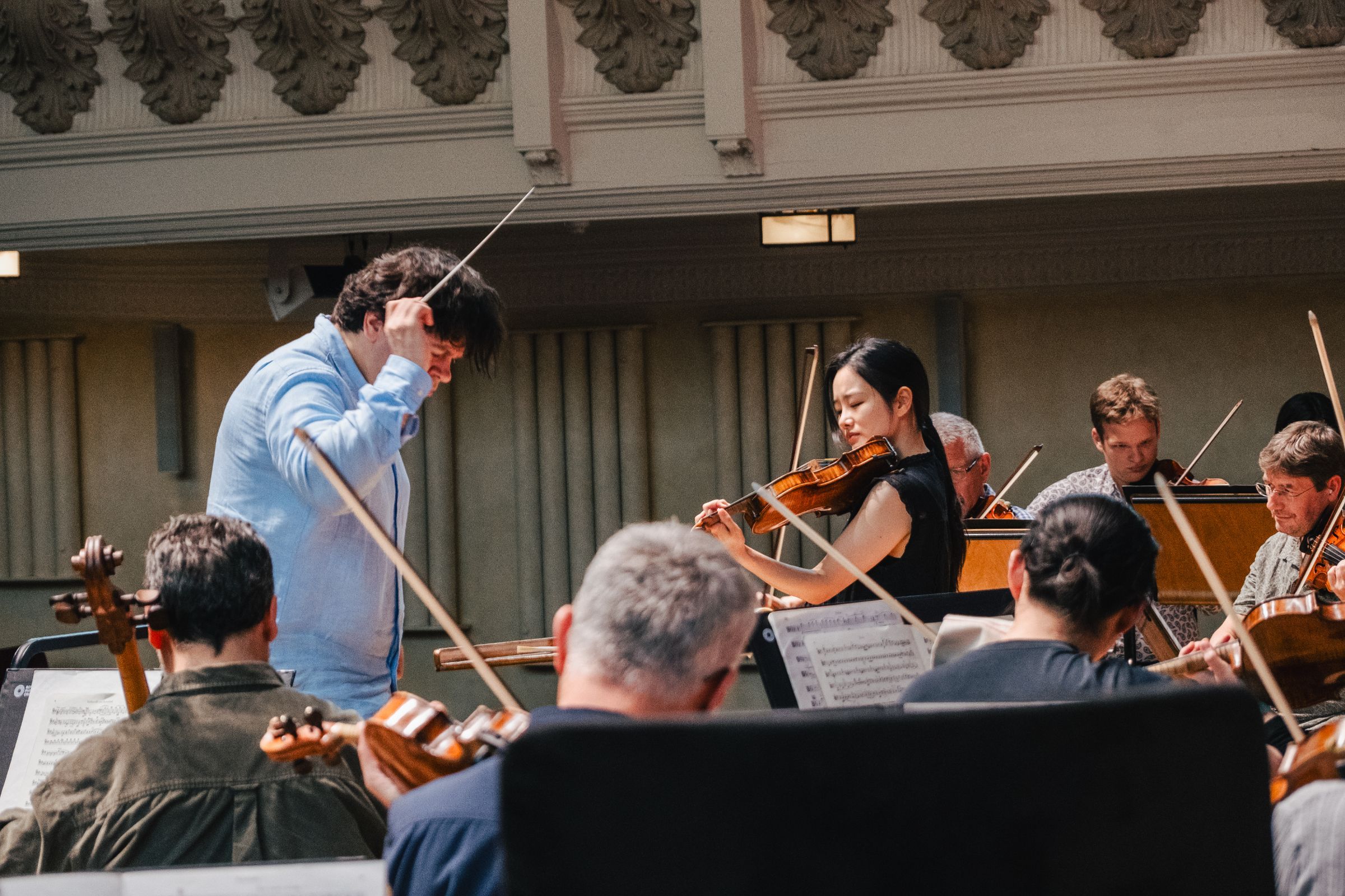 Cristian Măcelaru and Bomsori Kim in rehearsal © Tim Lutton | Royal Philharmonic Orchestra