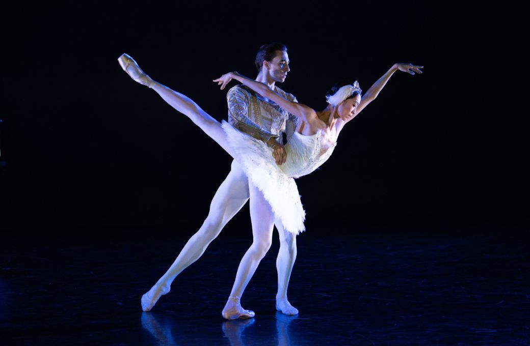 Sangeun Lee and Gareth Haw in the Act 2 pas de deux from <i>Swan Lake</i> © Deborah Jaffe