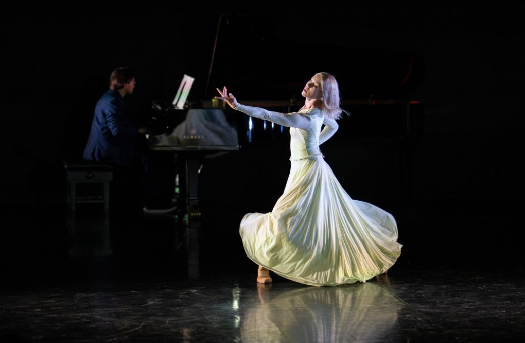 Eve Mutso in Peter Darrell's <i>Five R&uuml;ckert Songs</i> &copy; Deborah Jaffe