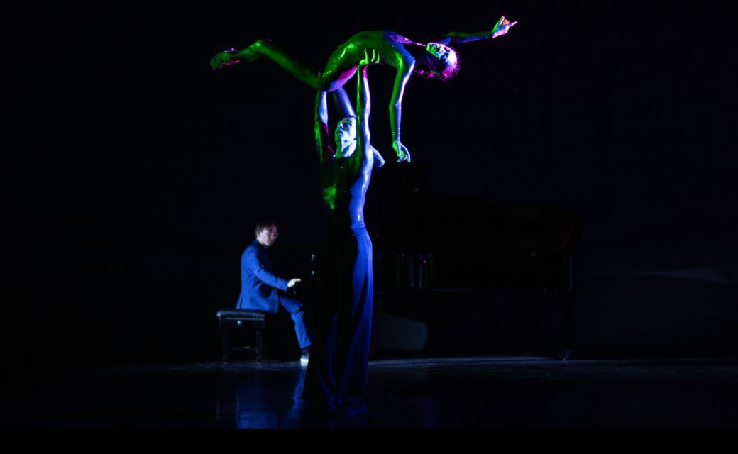 Sangeun Lee and Gareth Haw in Jordan James Bridge's <i>Terra | Astra</i> &copy; Deborah Jaffe