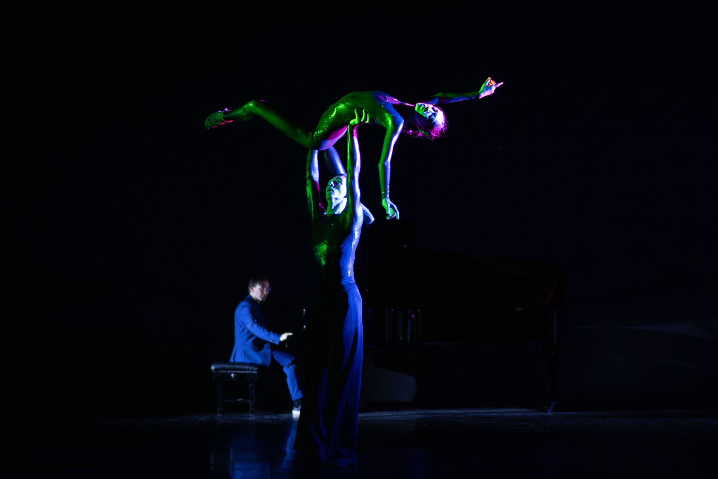 Sangeun Lee and Gareth Haw in Jordan James Bridge's <i>Terra | Astra</i> &copy; Deborah Jaffe