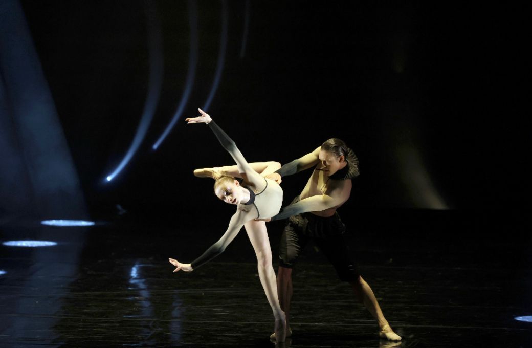 Catherine Hurlin and Daniel Camargo in Wayne McGregor's <i>Woolf Works</i> © Marty Sohl