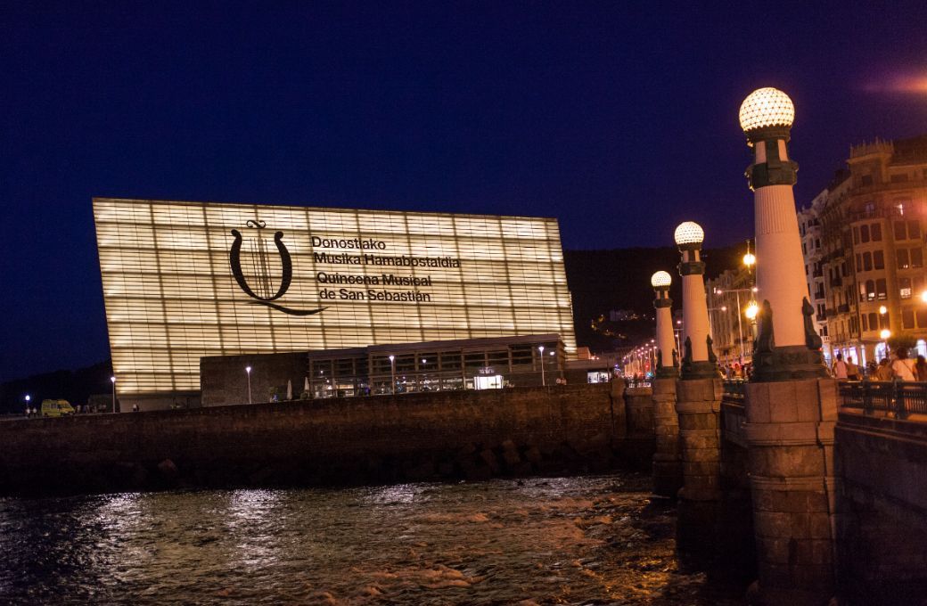 El Auditorio Kursaal en un extremo del paseo de la Concha en San Sebasti&aacute;n &copy; &Iacute;&ntilde;igo Ib&aacute;&ntilde;ez | Quincena Musical de San Sebasti&aacute;n