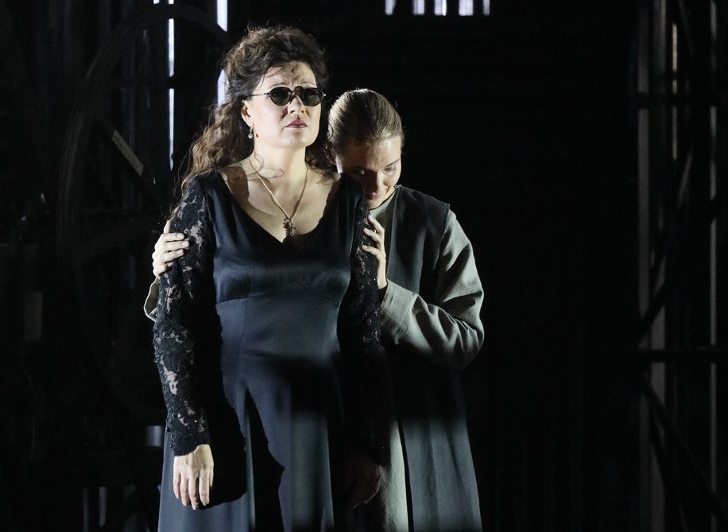 Marina Rebeka (Leonora) und Erika Baikoff (Ines) © Wilfried Hösl
