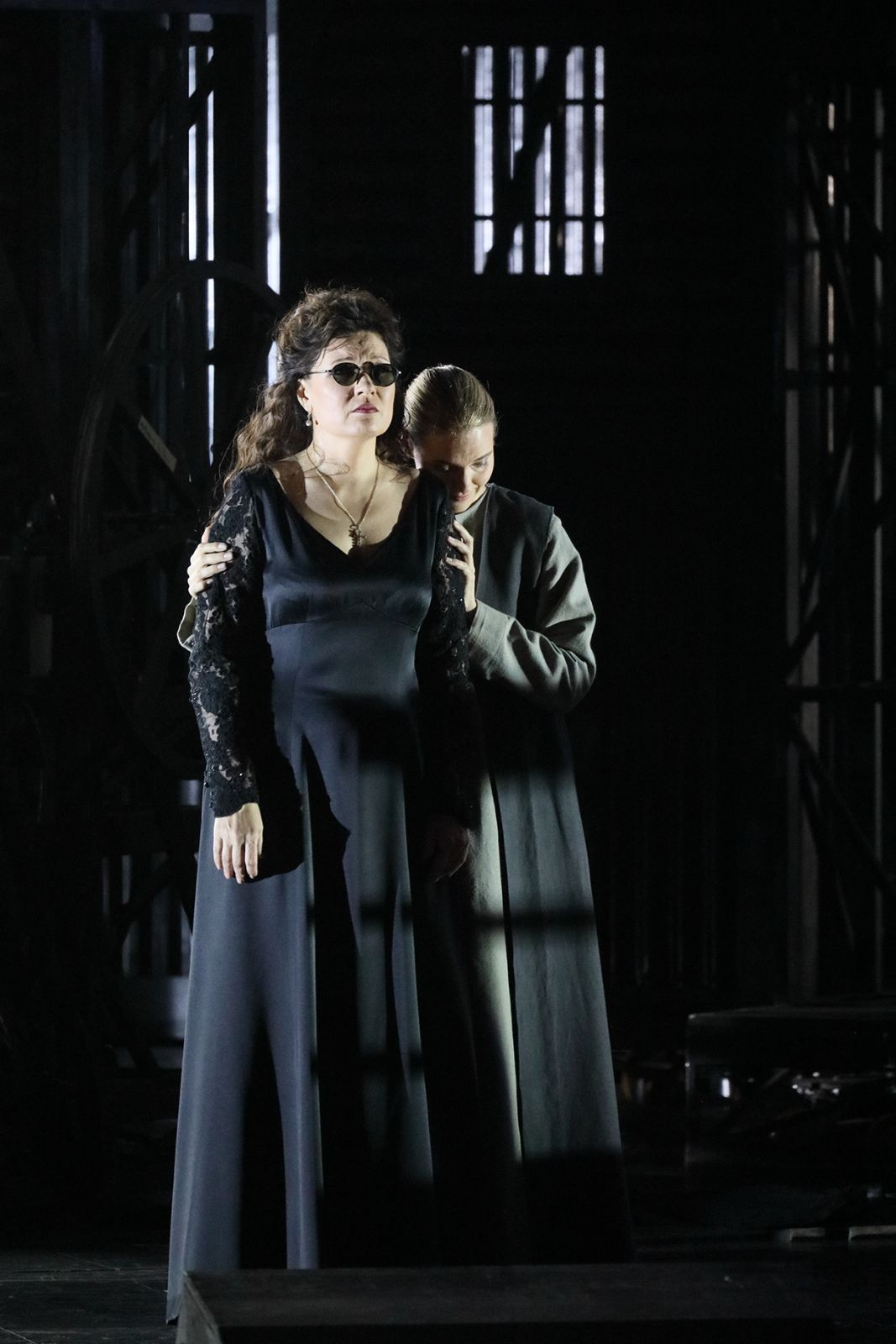 Marina Rebeka (Leonora) und Erika Baikoff (Ines) © Wilfried Hösl