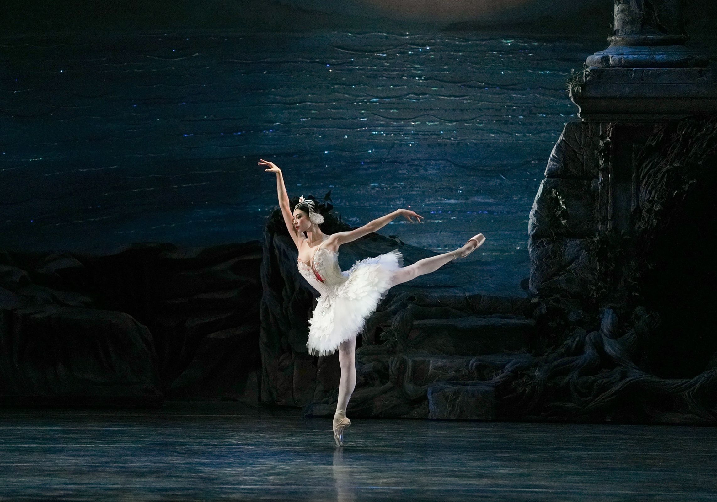 Chloe Misseldine as Odette in <i>Swan Lake</i> © Emma Zordan