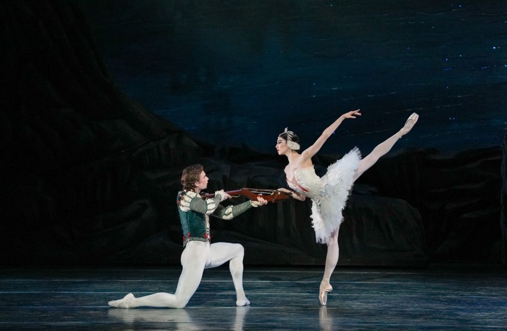 Chloe Misseldine as Odette and Aran Bell as Siegfried in <i>Swan Lake</i> © Emma Zordan