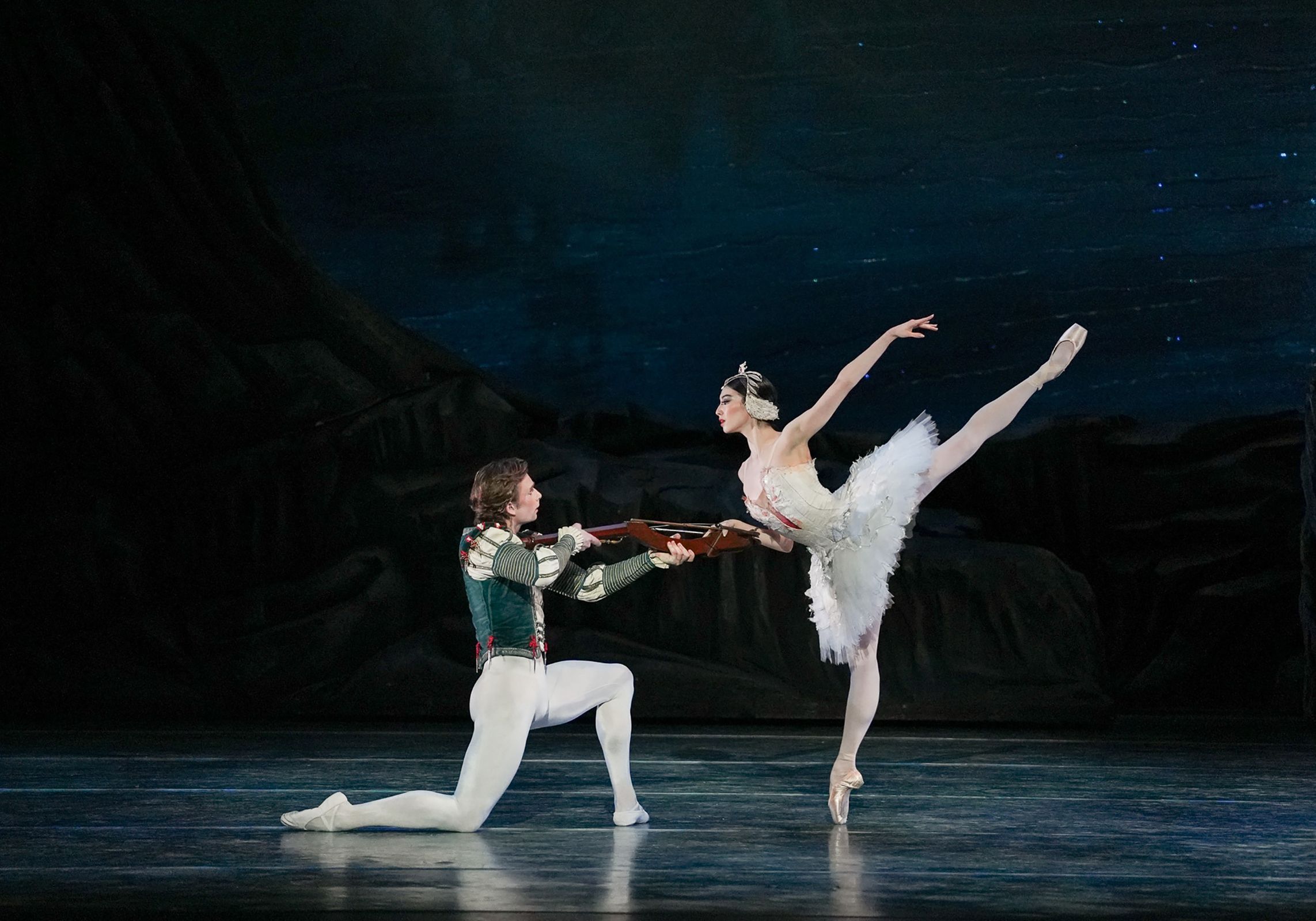 Chloe Misseldine as Odette and Aran Bell as Siegfried in <i>Swan Lake</i> © Emma Zordan