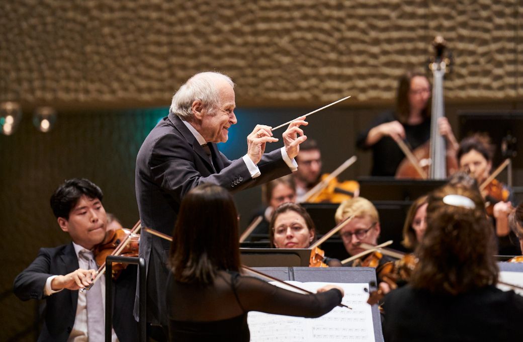 Ádám Fischer conducts the Hamburg State Philharmonic © Claudia Höhne