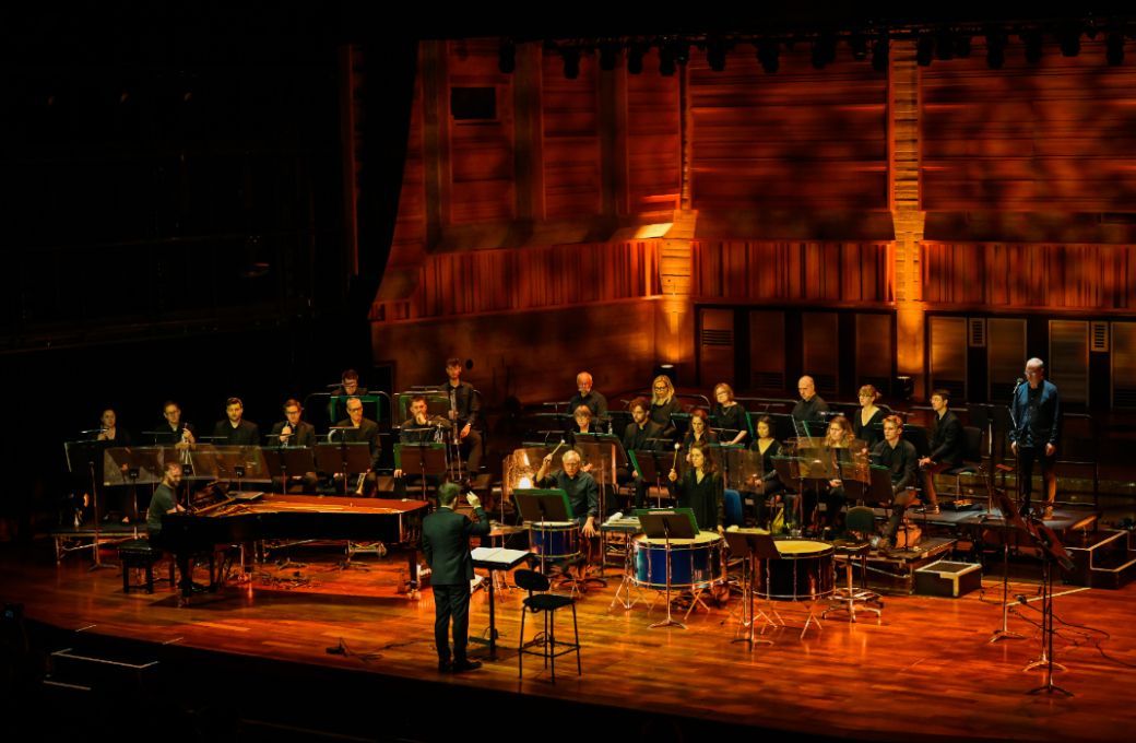 Geoffrey Paterson conducts the London Sinfonietta &copy; Monika S Jakubowska