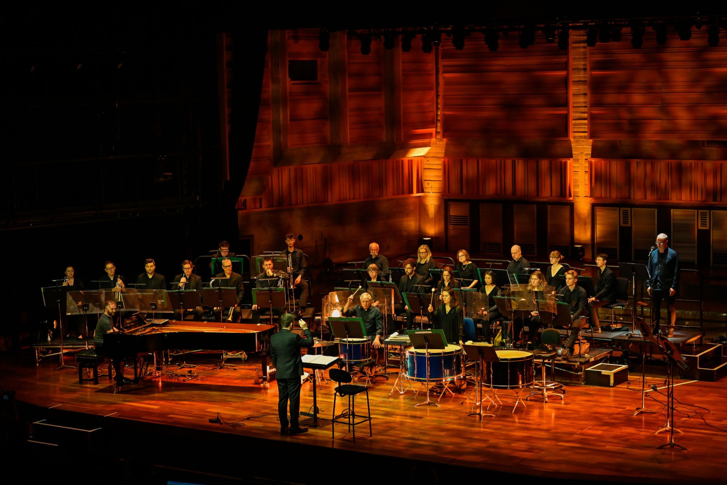 Geoffrey Paterson conducts the London Sinfonietta &copy; Monika S Jakubowska
