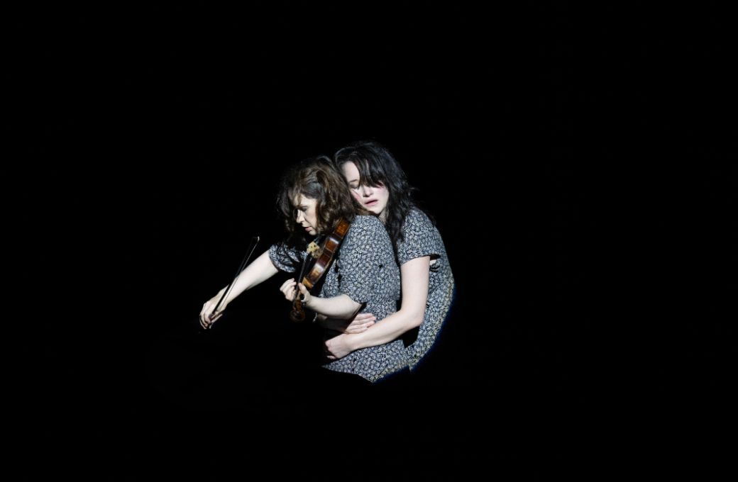 Anna Prohaska et Patricia Kopatchinskaja dans <i>Songs and Fragments</i> © Monika Rittershaus