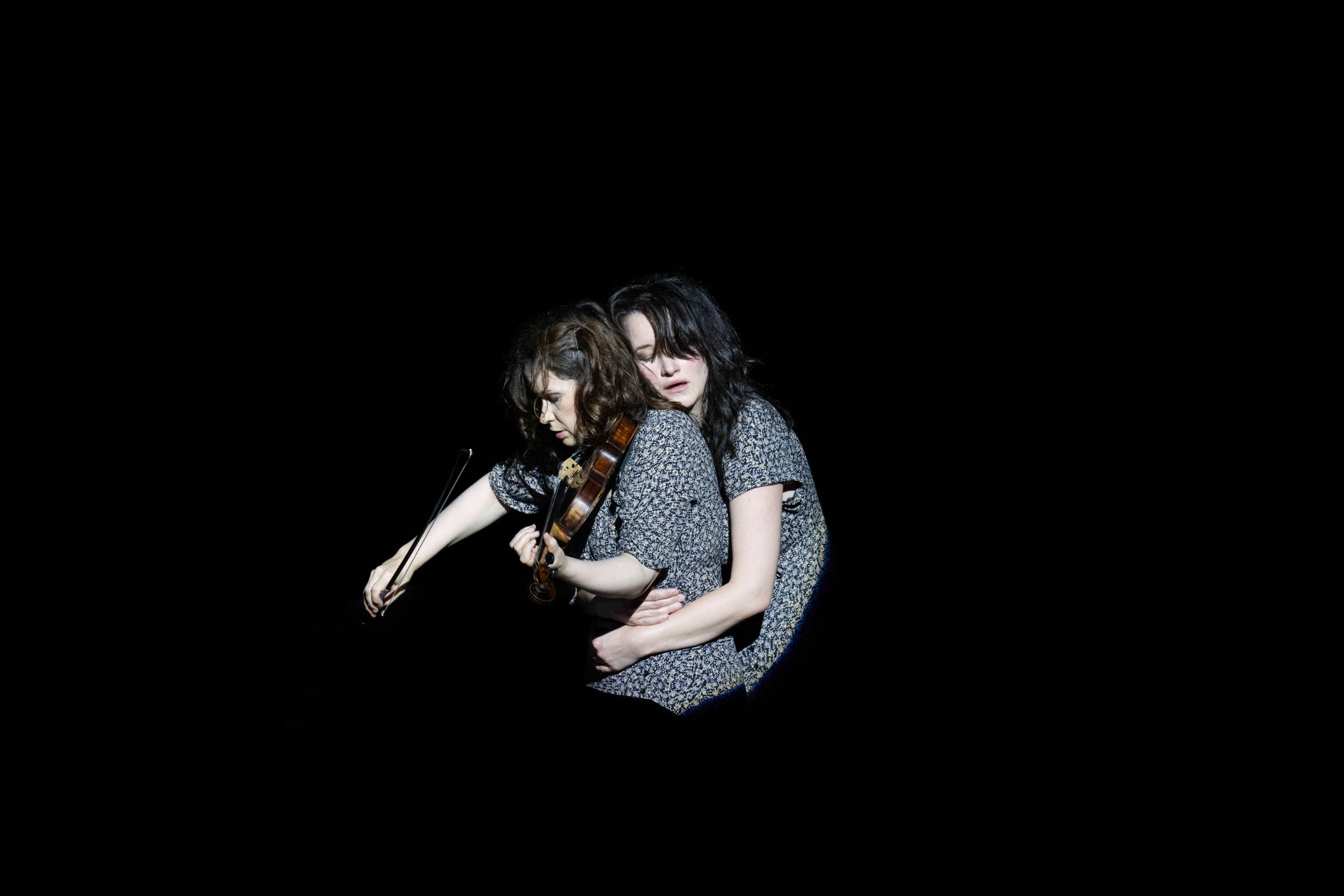 Anna Prohaska et Patricia Kopatchinskaja dans <i>Songs and Fragments</i> © Monika Rittershaus