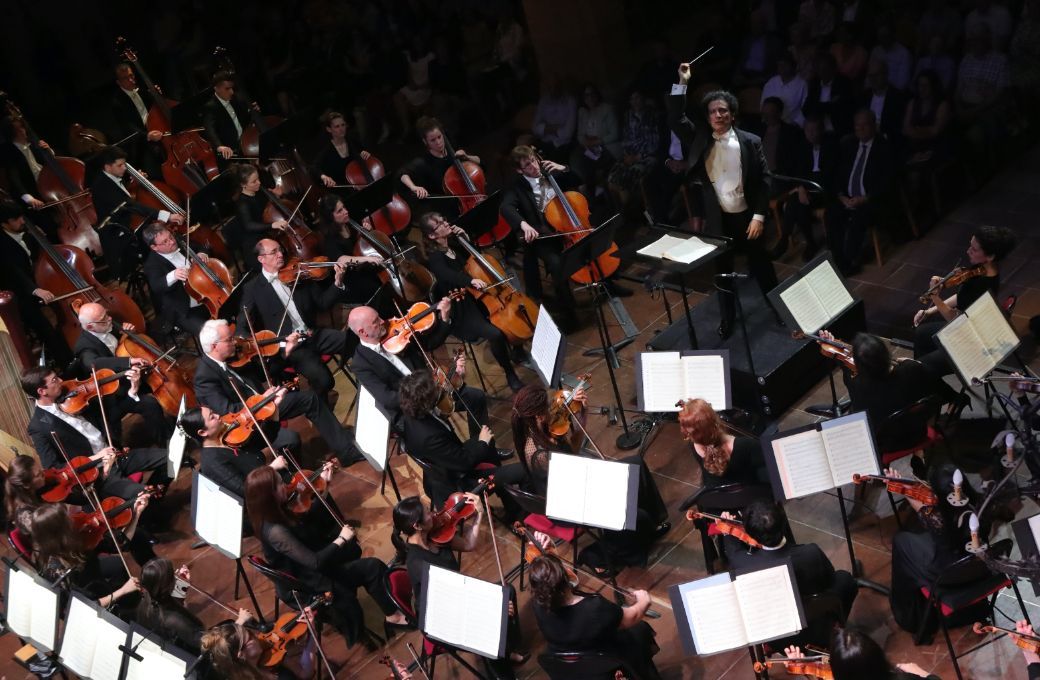 Alain Altinoglu et l'Orchestre Symphonique de la Monnaie © FIC - Bertrand Schmitt
