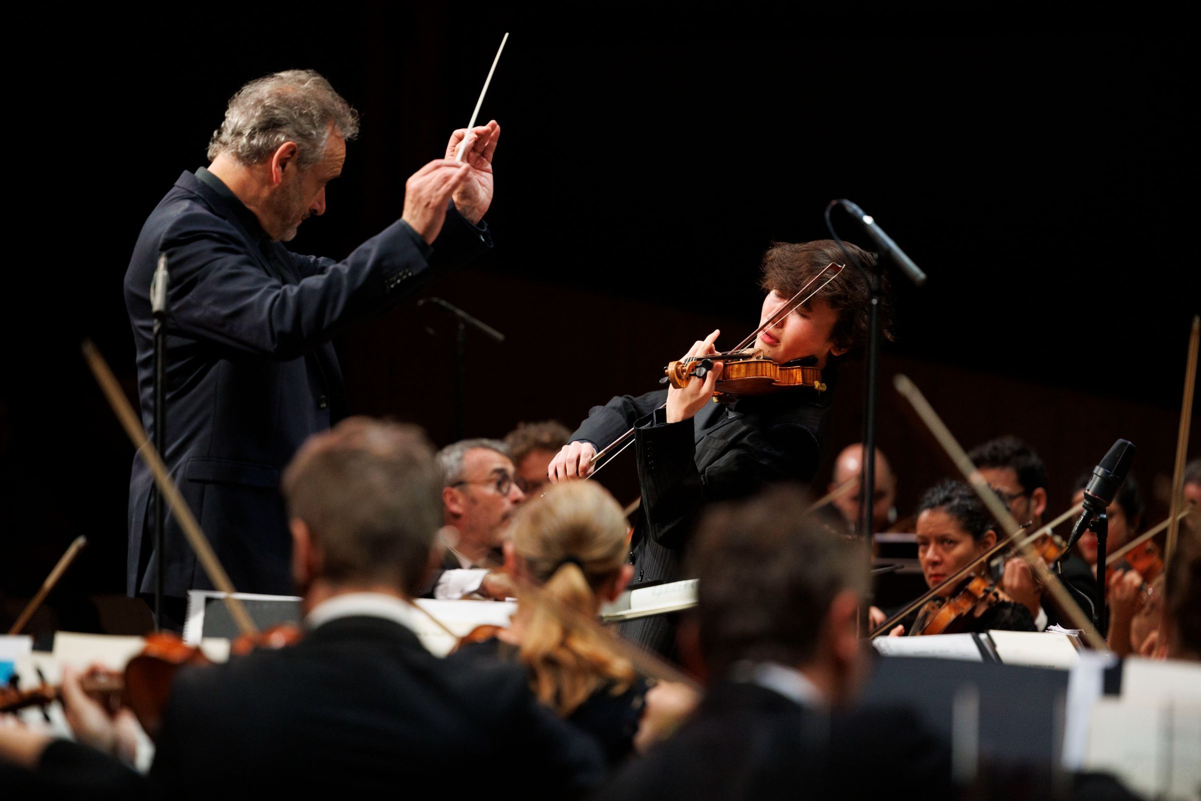 Louis Langrée, Daniel Lozakovich et Les Siècles &copy; Matthieu Joffres