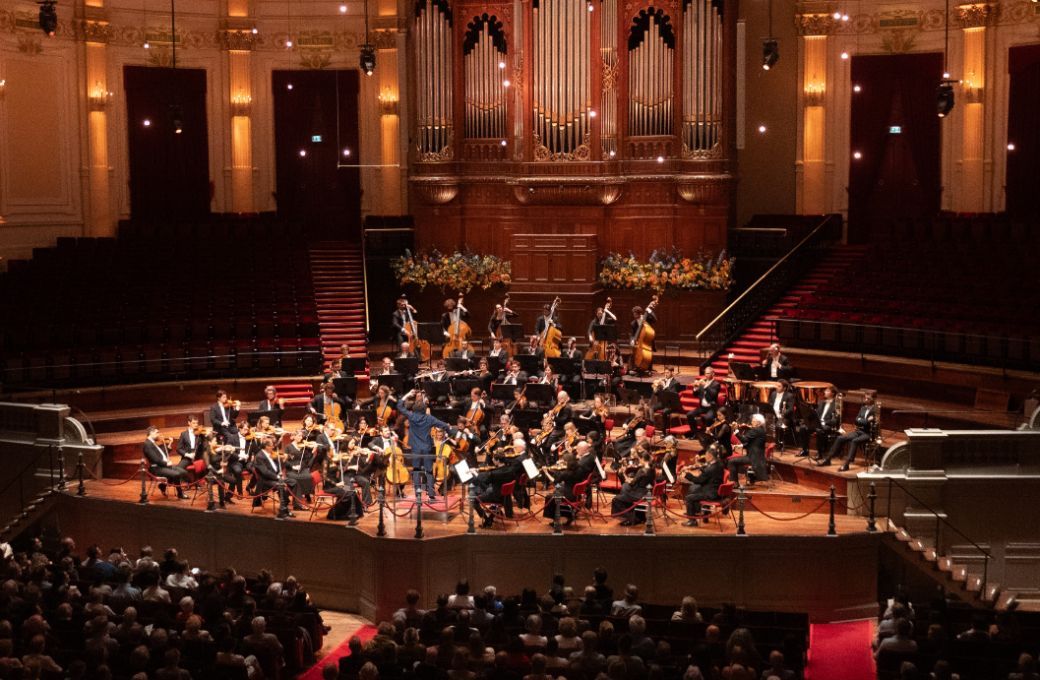 Alexandre Bloch conducts the Orchestre National de Lille in the Concertgebouw &copy; Ugo Ponte