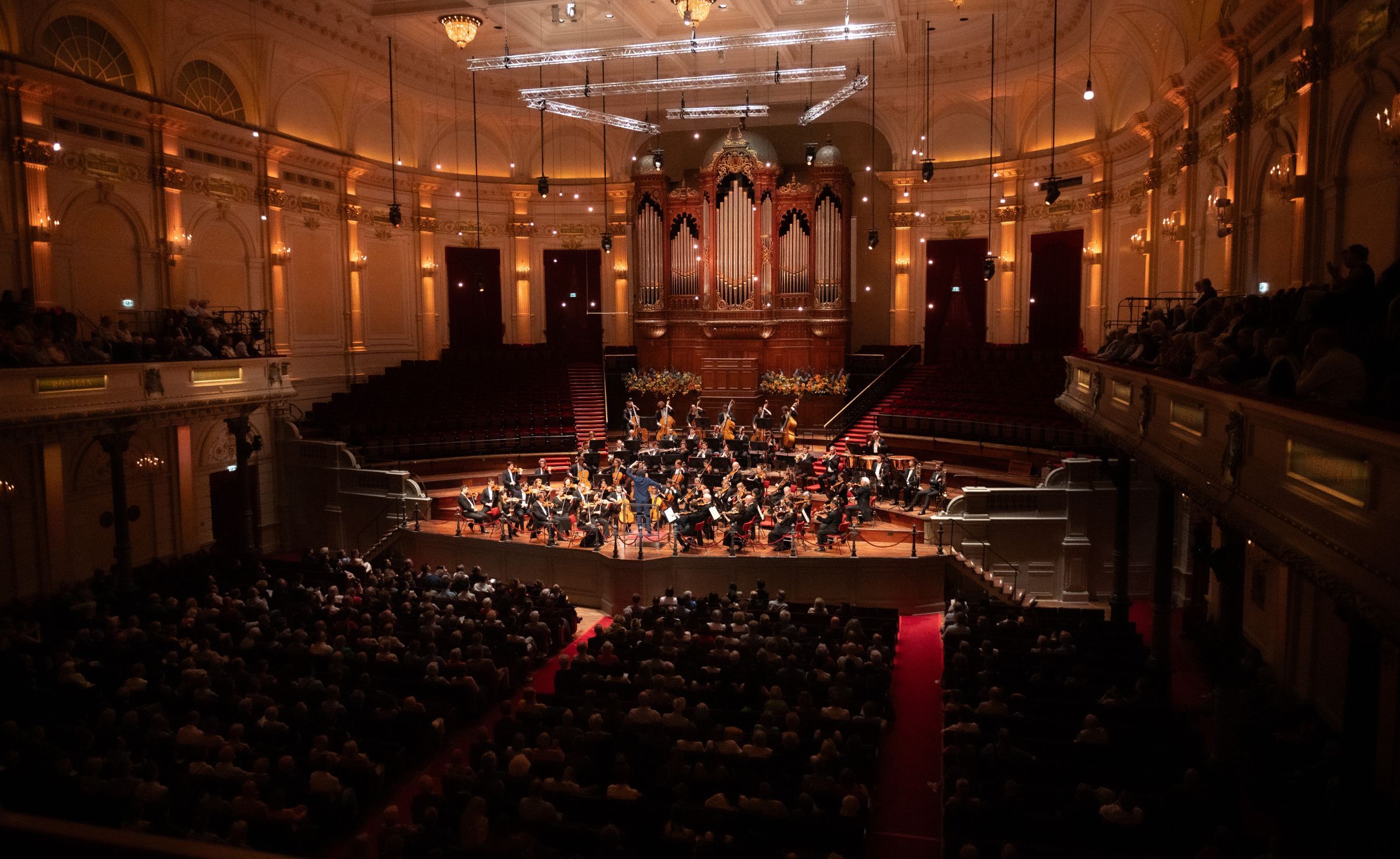 Alexandre Bloch conducts the Orchestre National de Lille in the Concertgebouw &copy; Ugo Ponte
