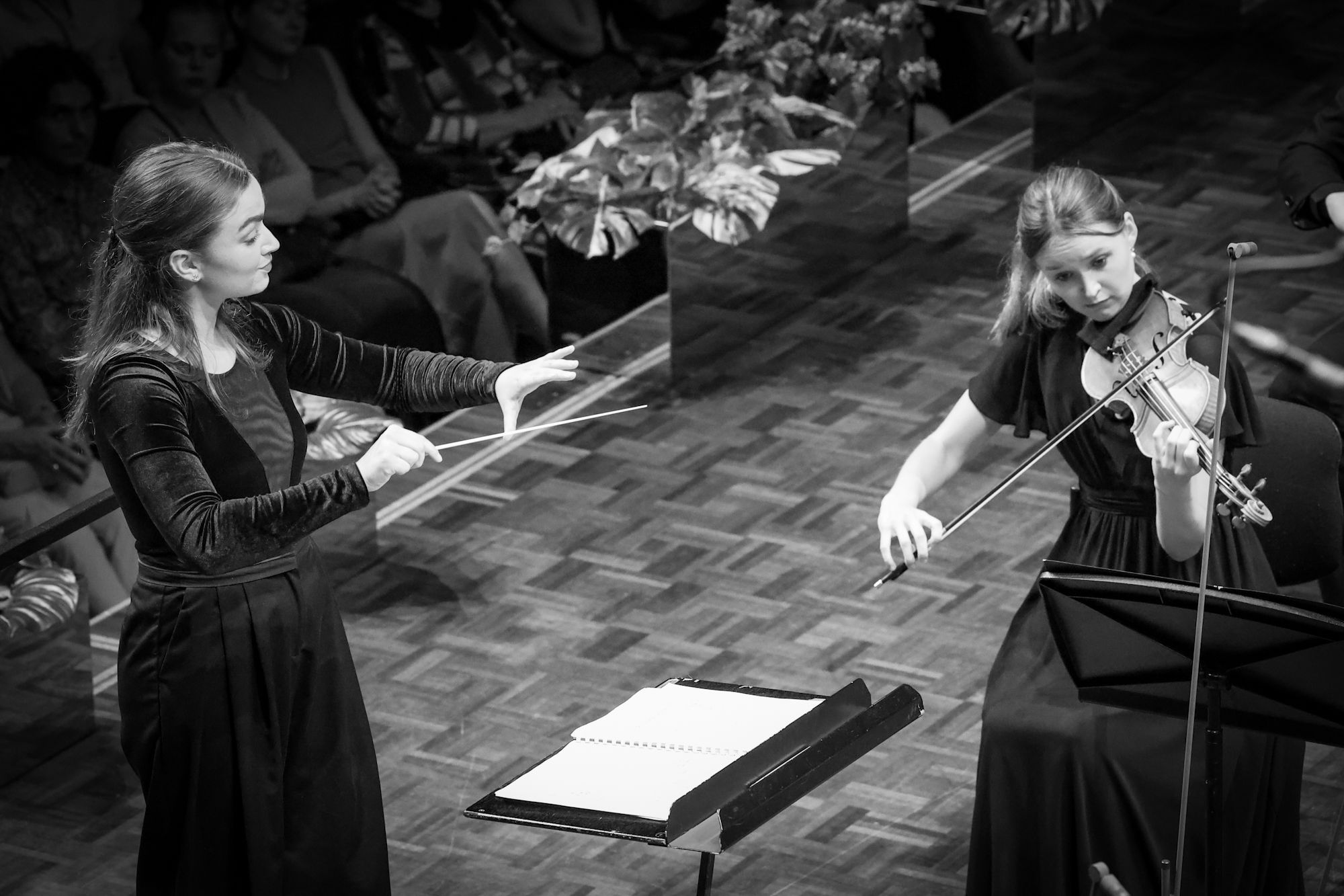 Julia Kurzydlak conducts the Järvi Academy Sinfonietta &copy; Tõiv Jõul