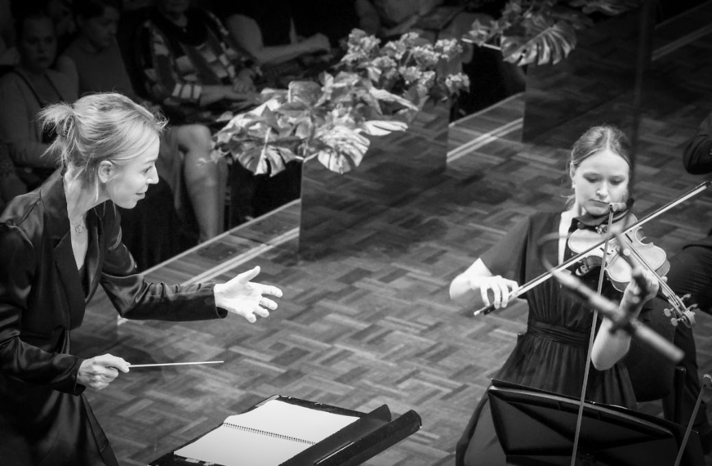 Pola Benke conducts the J&auml;rvi Academy Sinfonietta &copy; T&otilde;iv J&otilde;ul