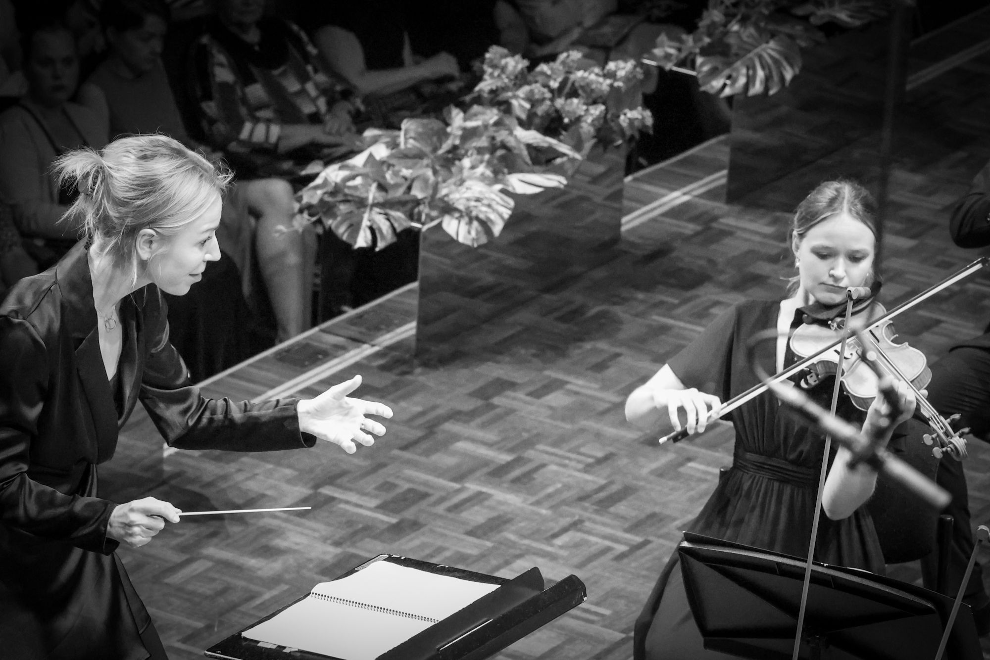 Pola Benke conducts the Järvi Academy Sinfonietta &copy; Tõiv Jõul