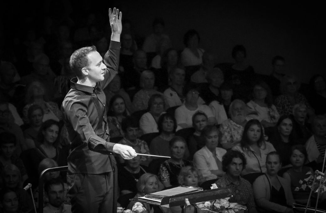 Alec Frank-Gemmill conducts the J&auml;rvi Academy Sinfonietta &copy; T&otilde;iv J&otilde;ul