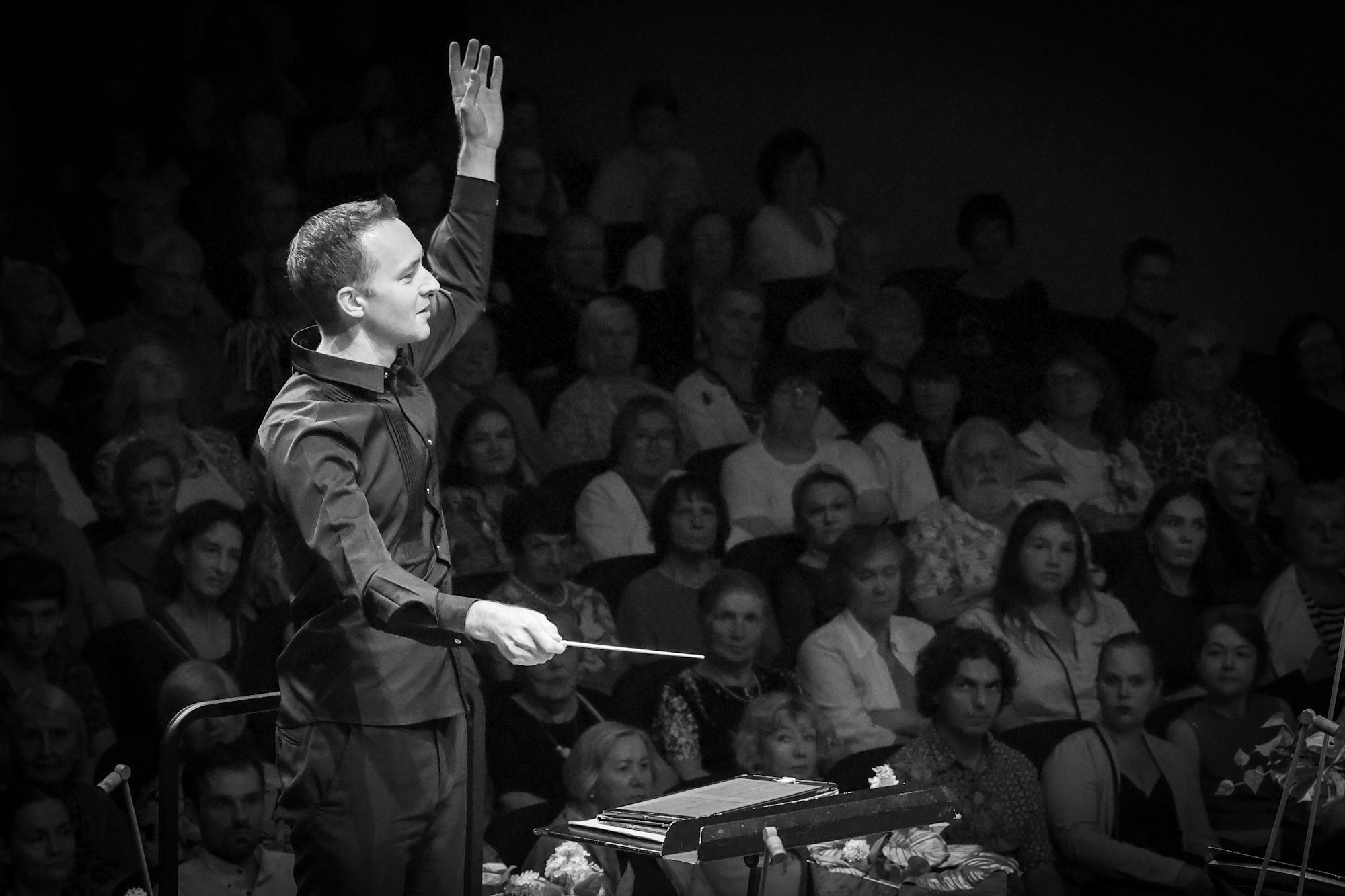 Alec Frank-Gemmill conducts the Järvi Academy Sinfonietta &copy; Tõiv Jõul