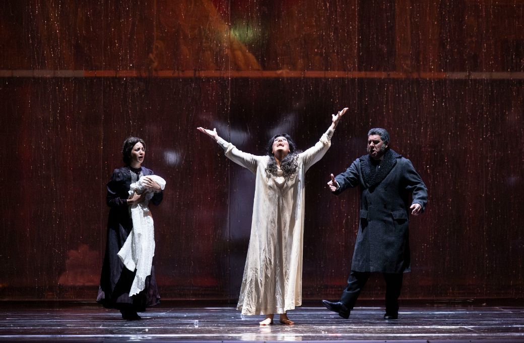 Laura Ulloa (Annina), Marina Rebeka (Violetta) and Luca Salsi (Germont) &copy; Luciano Romano