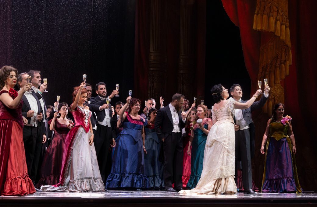 Marina Rebeka (Violetta), Kang Wang (Alfredo) and ensemble &copy; Luciano Romano
