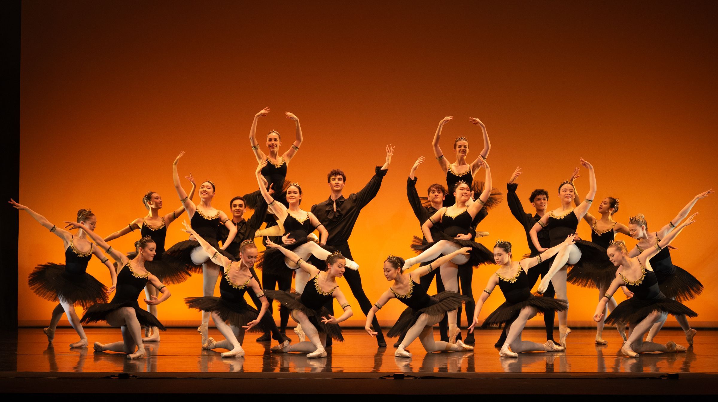 Central School of Ballet's 1st year students in <i>Raymonda</i> &copy; Photography by ASH