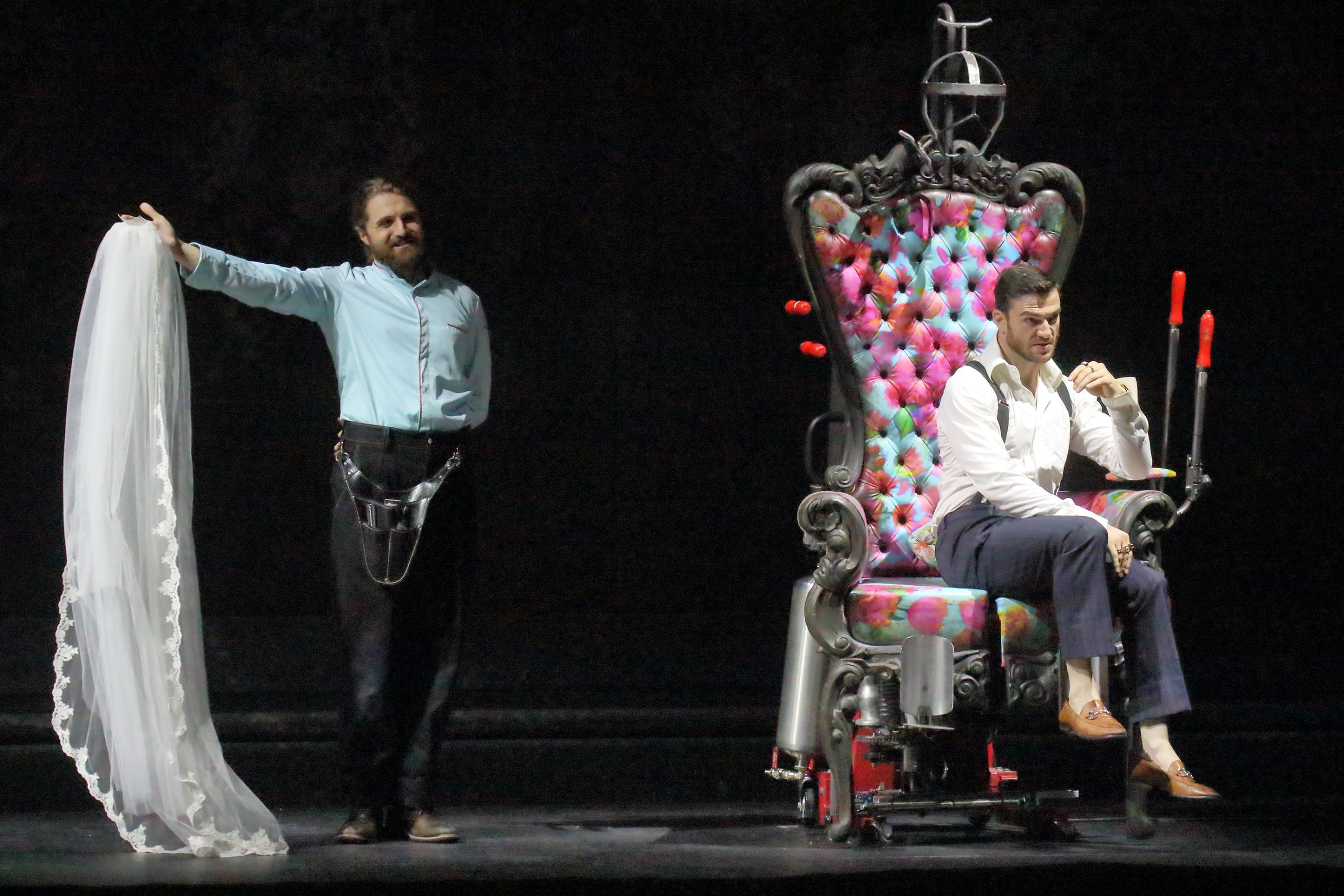 Konstantin Krimmel (Figaro) and Mattia Olivieri (Count Almaviva) &copy; Wilfried Hösl