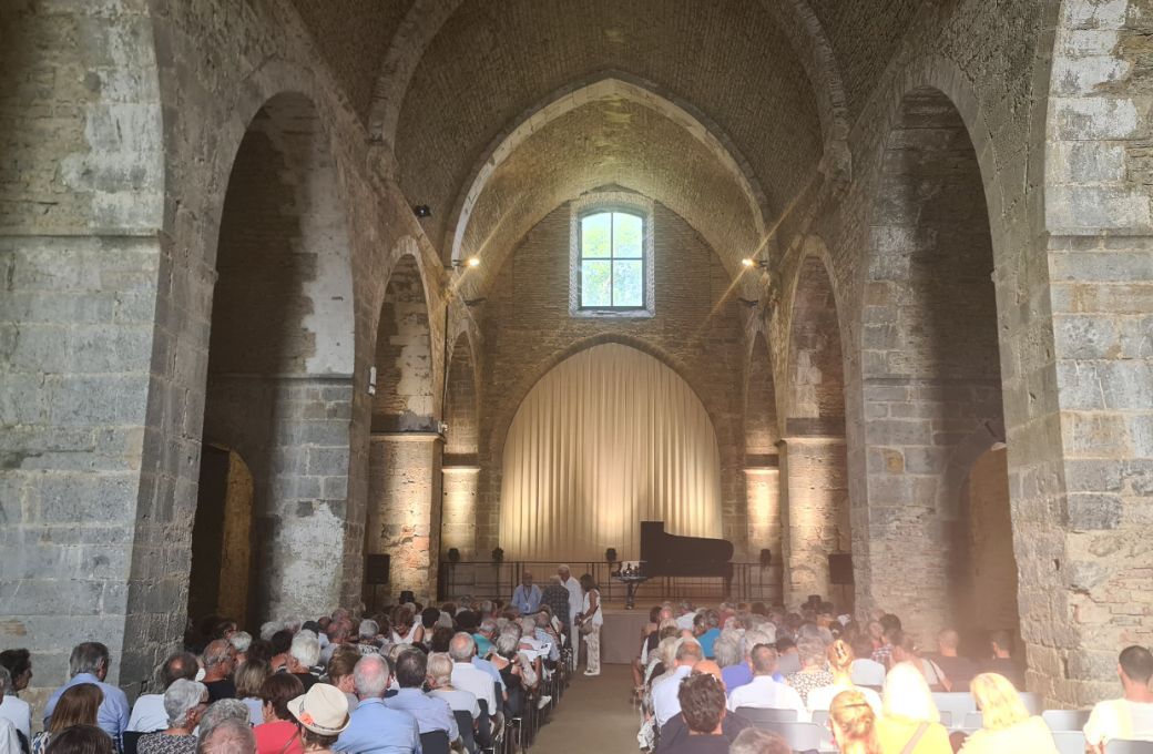 Le public de l'Abbaye de l'Escaladieu attend Nicolas Stavy © Thibault d'Hauthuille