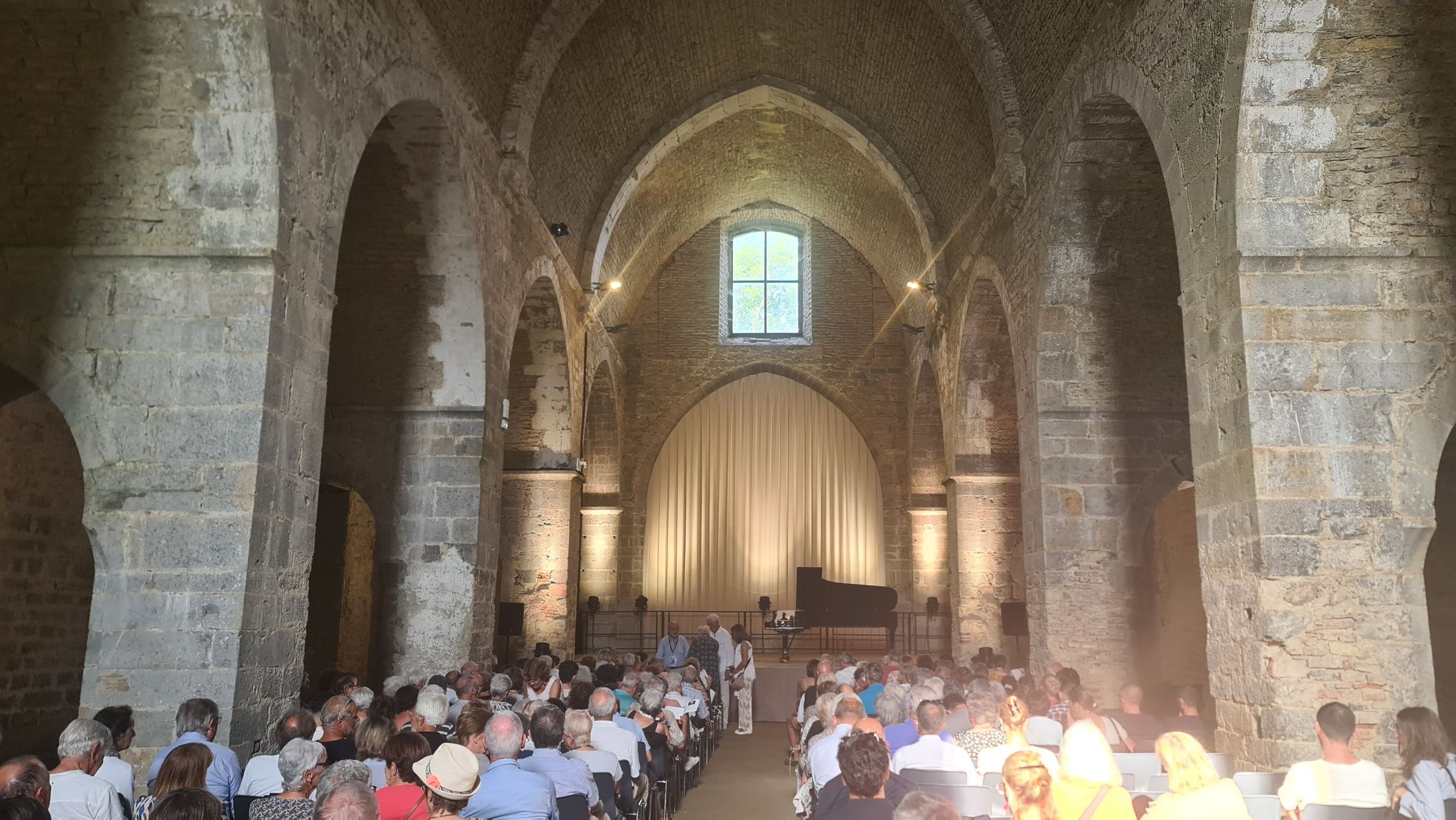 Le public de l'Abbaye de l'Escaladieu attend Nicolas Stavy © Thibault d'Hauthuille