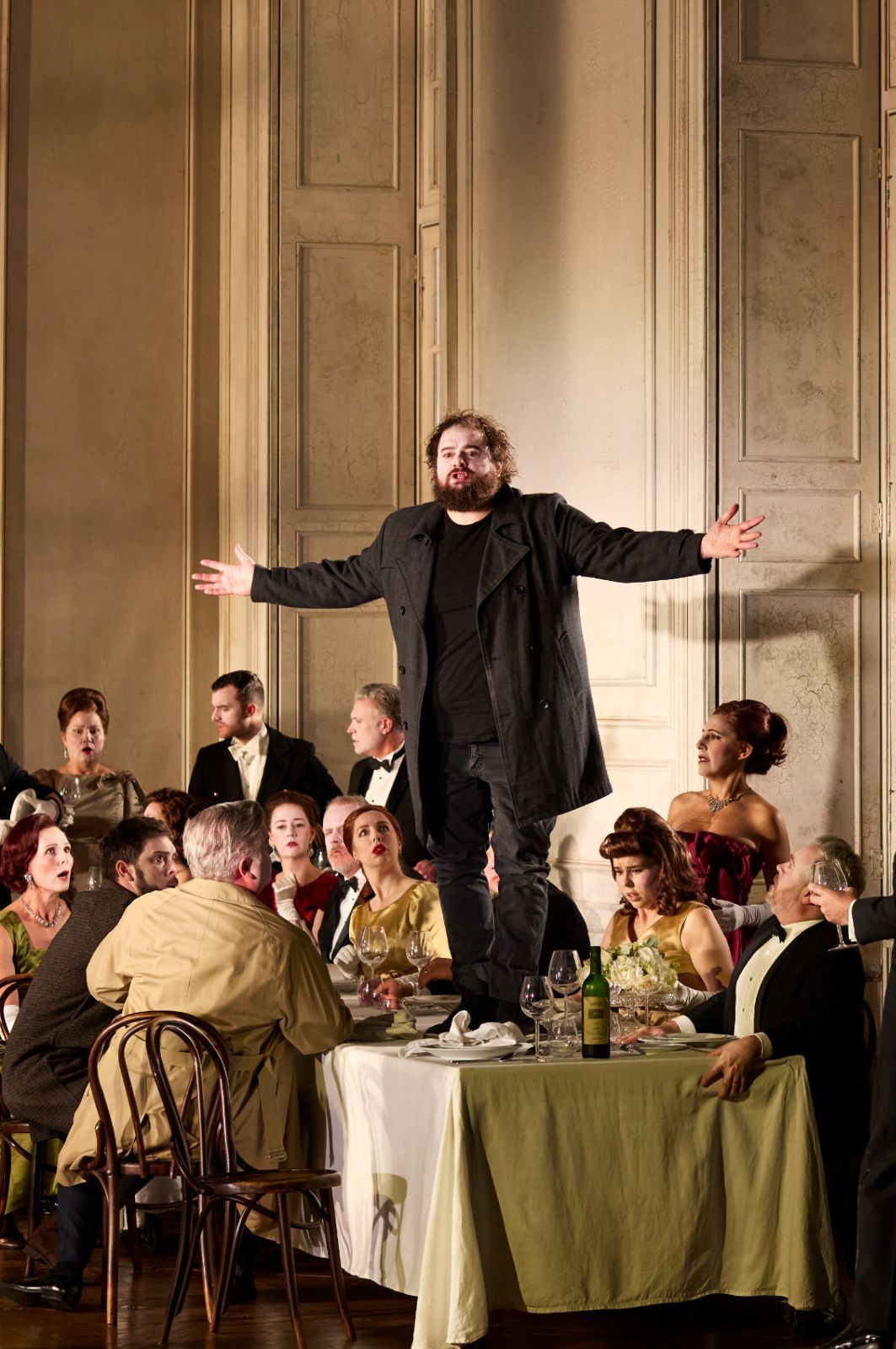 Allan Clayton (Hamlet) and ensemble &copy; Keith Saunders