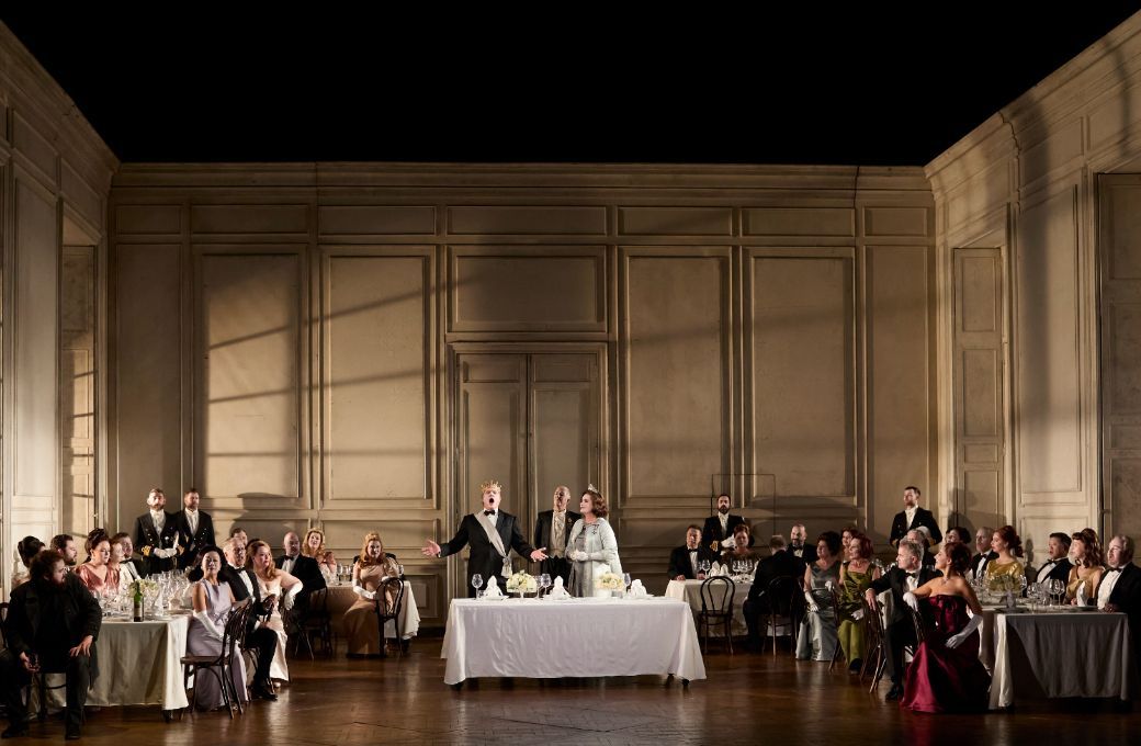 Allan Clayton, Rod Gilfry (Claudius), Kanen Breen (Polonius), Catherine Carby (Gertrude) and cast &copy; Keith Saunders