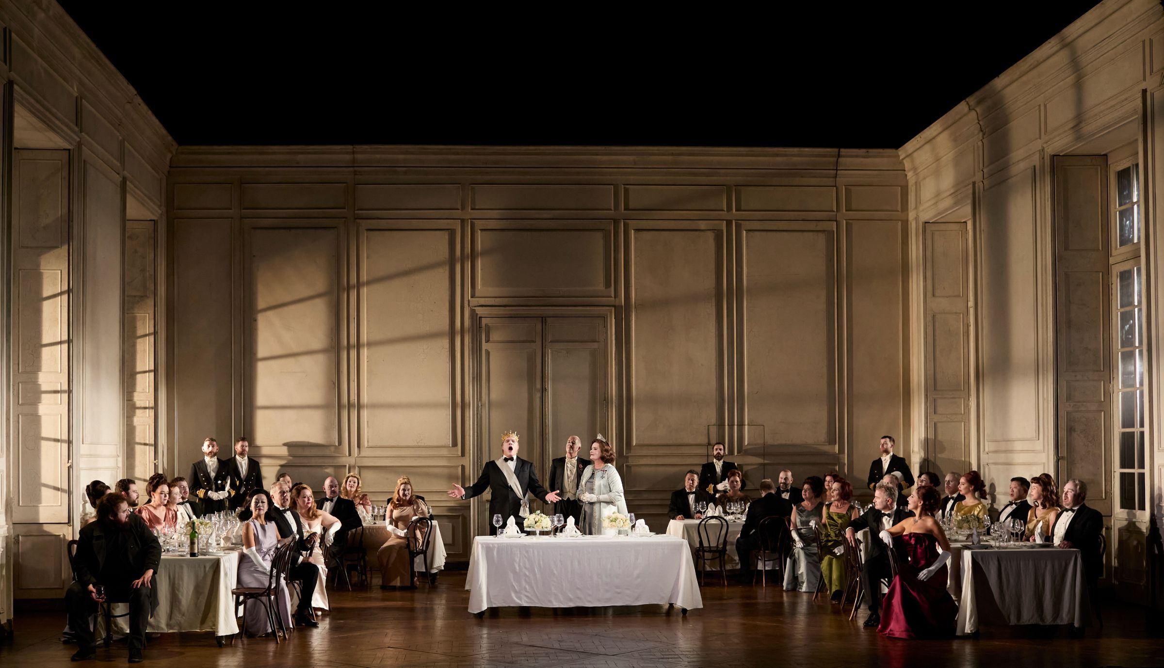 Allan Clayton, Rod Gilfry (Claudius), Kanen Breen (Polonius), Catherine Carby (Gertrude) and cast &copy; Keith Saunders
