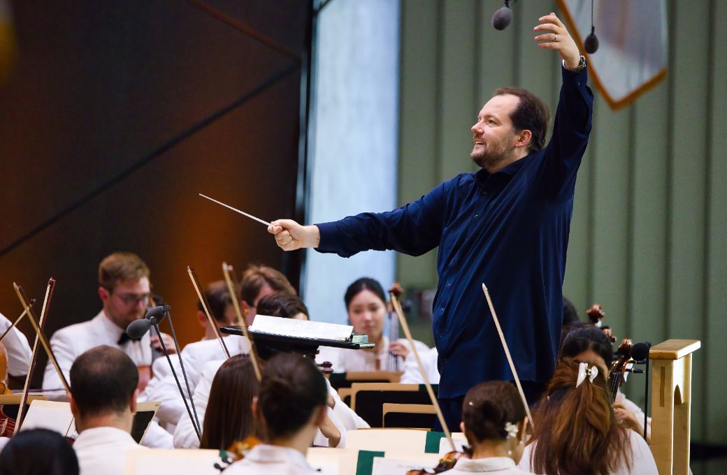 Andris Nelsons conducts the Tanglewood Music Center Orchestra &copy; Hilary Scott, courtesy of the BSO