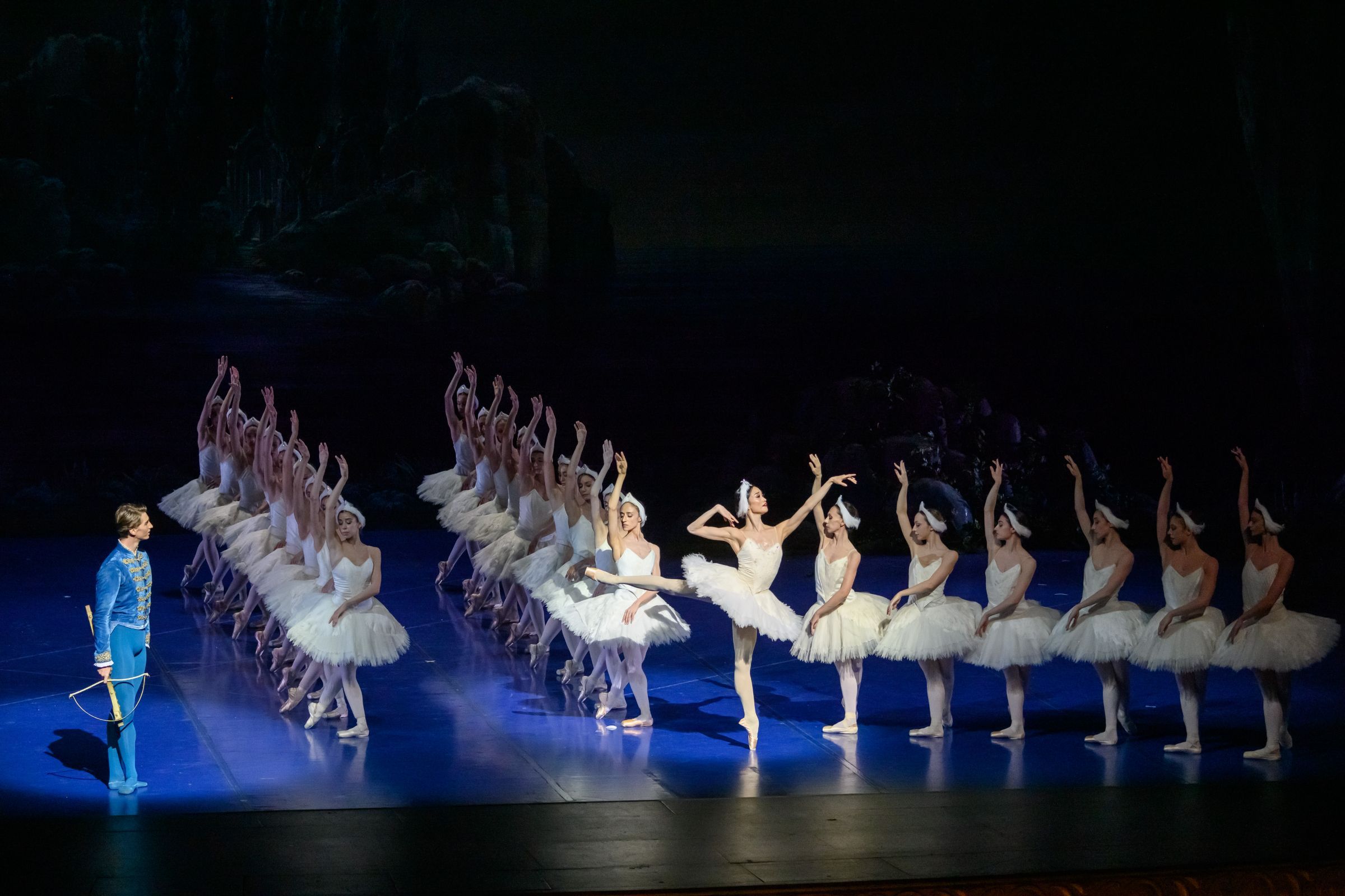 Ballo del Teatro dell'Opera di Roma in Benjamin Pech's <i>Swan Lake</i> © Toni Bofill