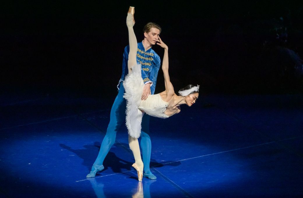 Fumi Kaneko as Odette and Vadim Muntagirov as Siegfried in Benjamin Pech's <i>Swan Lake</i> © Toni Bofill