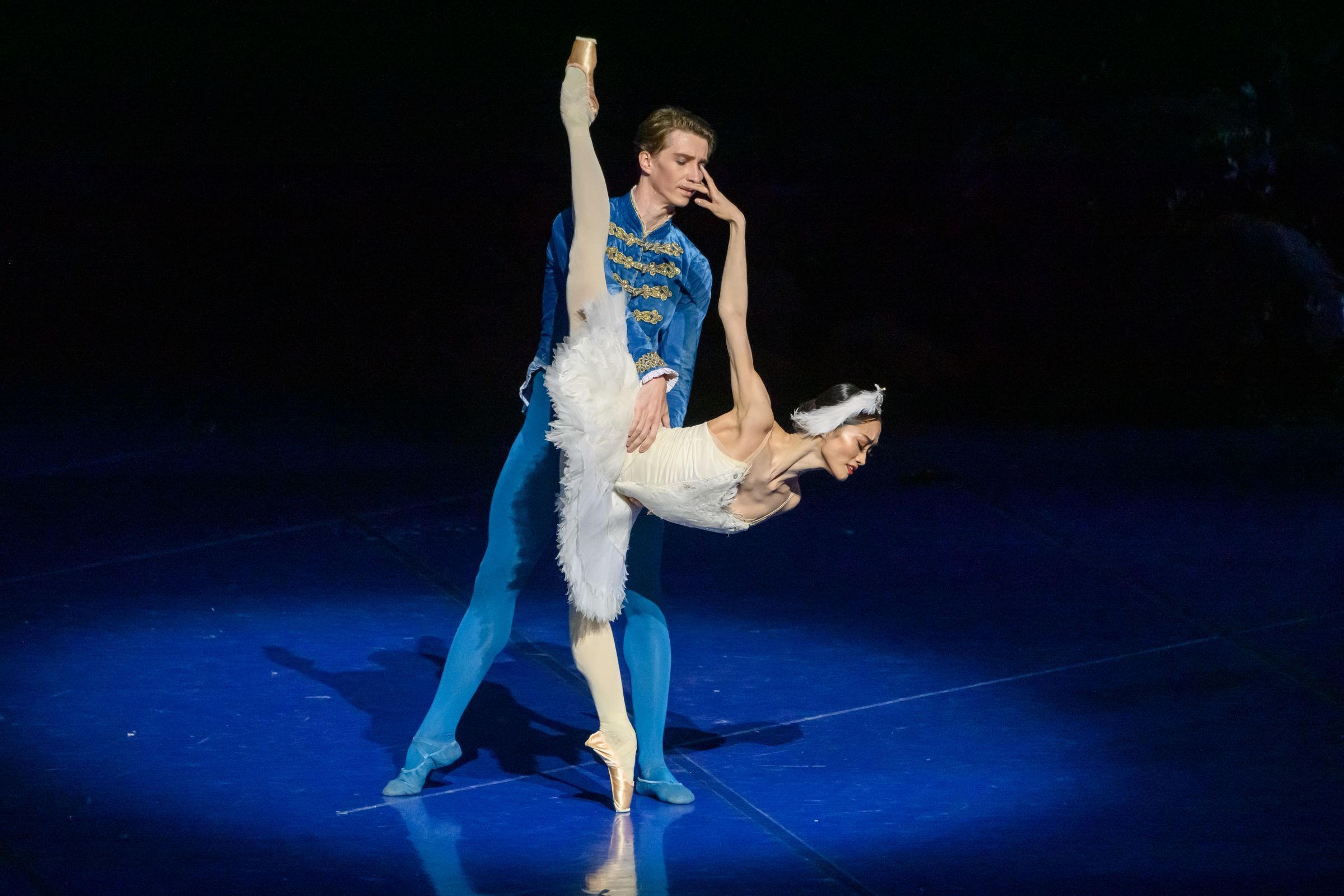 Fumi Kaneko as Odette and Vadim Muntagirov as Siegfried in Benjamin Pech's <i>Swan Lake</i> © Toni Bofill