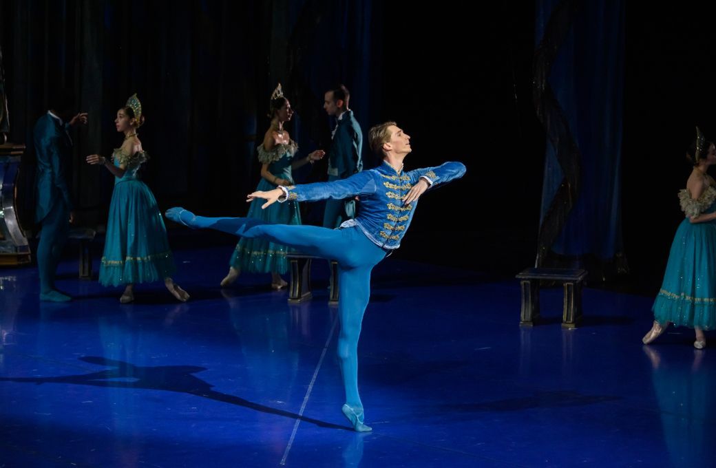 Vadim Muntagirov as Siegfried in Benjamin Pech's <i>Swan Lake</i> © Toni Bofill