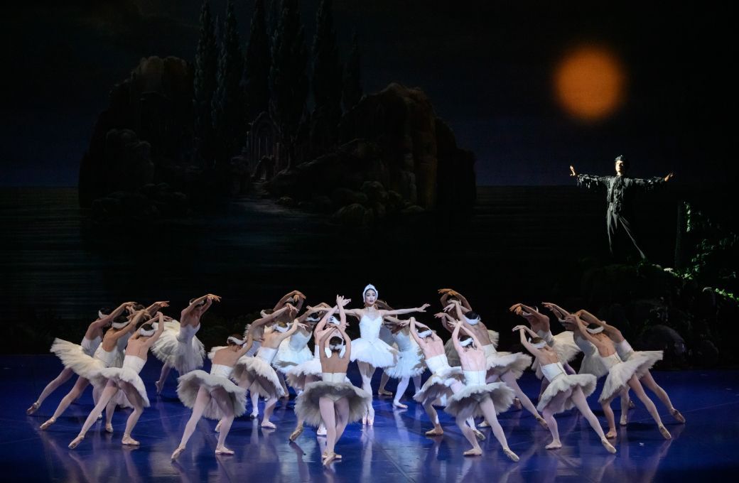 Ballo del Teatro dell'Opera di Roma in Benjamin Pech's <i>Swan Lake</i>