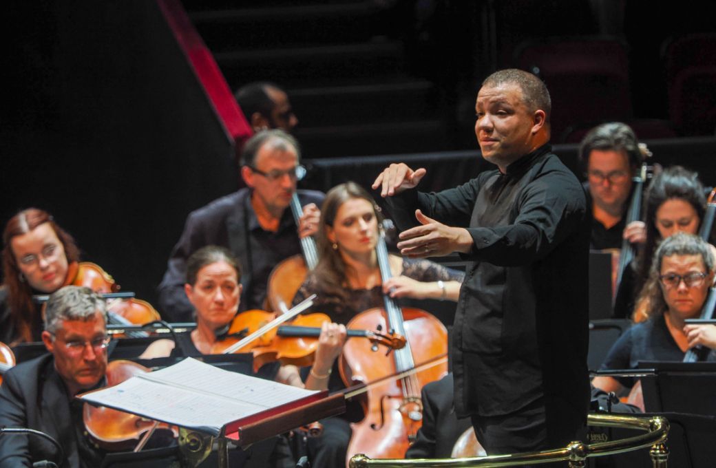 Ryan Bancroft conducts the BBC National Orchestra of Wales © BBC | Sisi Burn