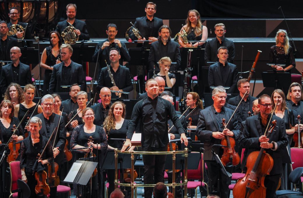 Ryan Bancroft and the BBC National Orchestra of Wales &copy; BBC | Sisi Burn